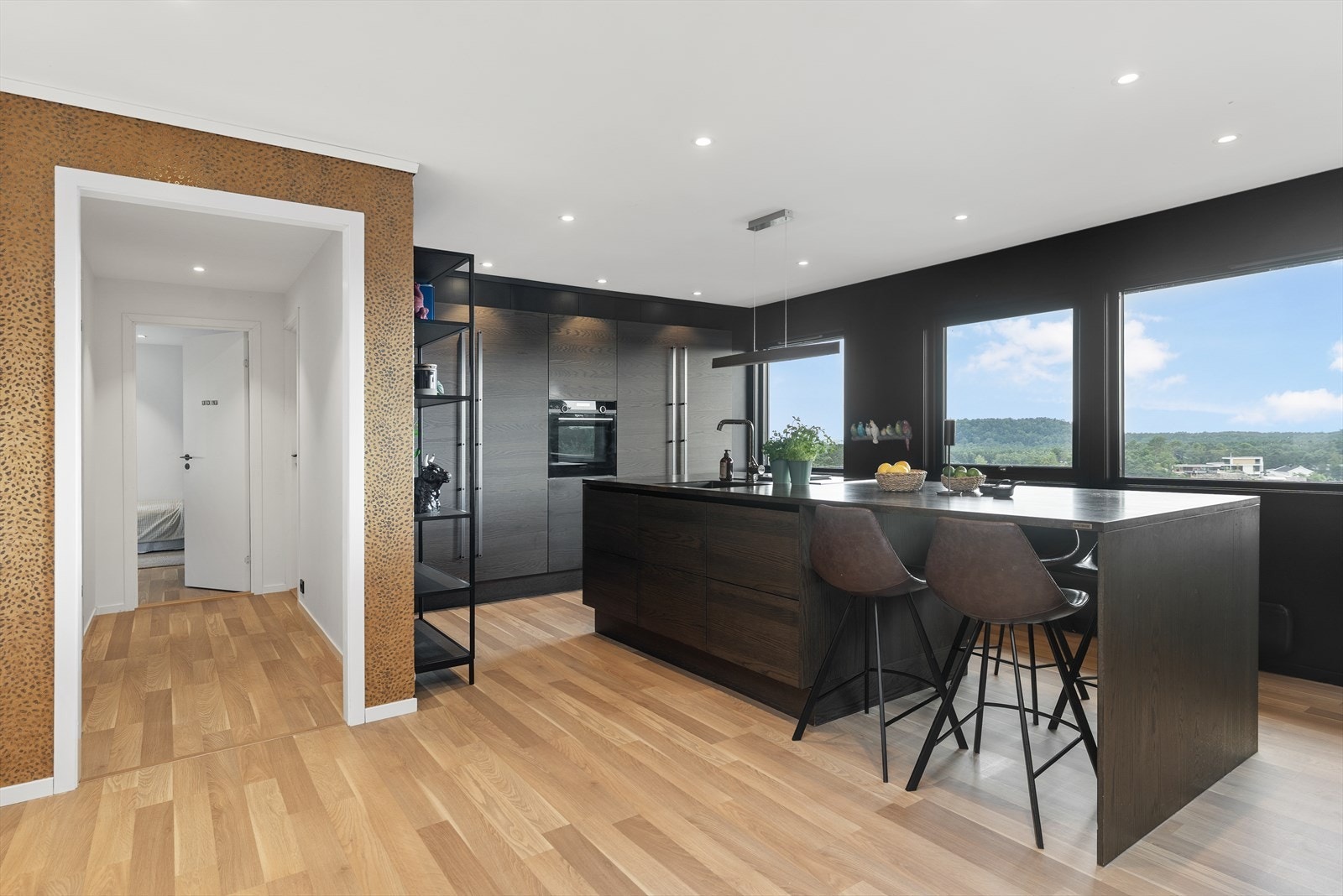 Videre i etasjen finner vi baderom og 2 soverom Galleribilde