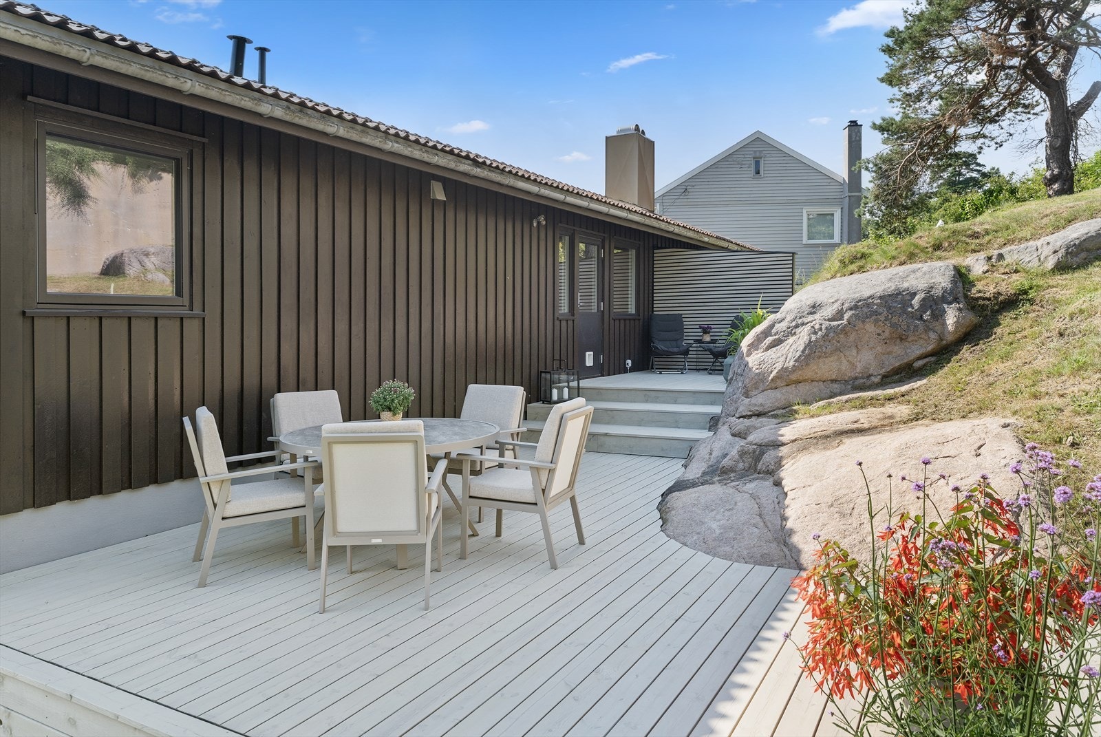 Lunt uteområde bak boligen Galleribilde