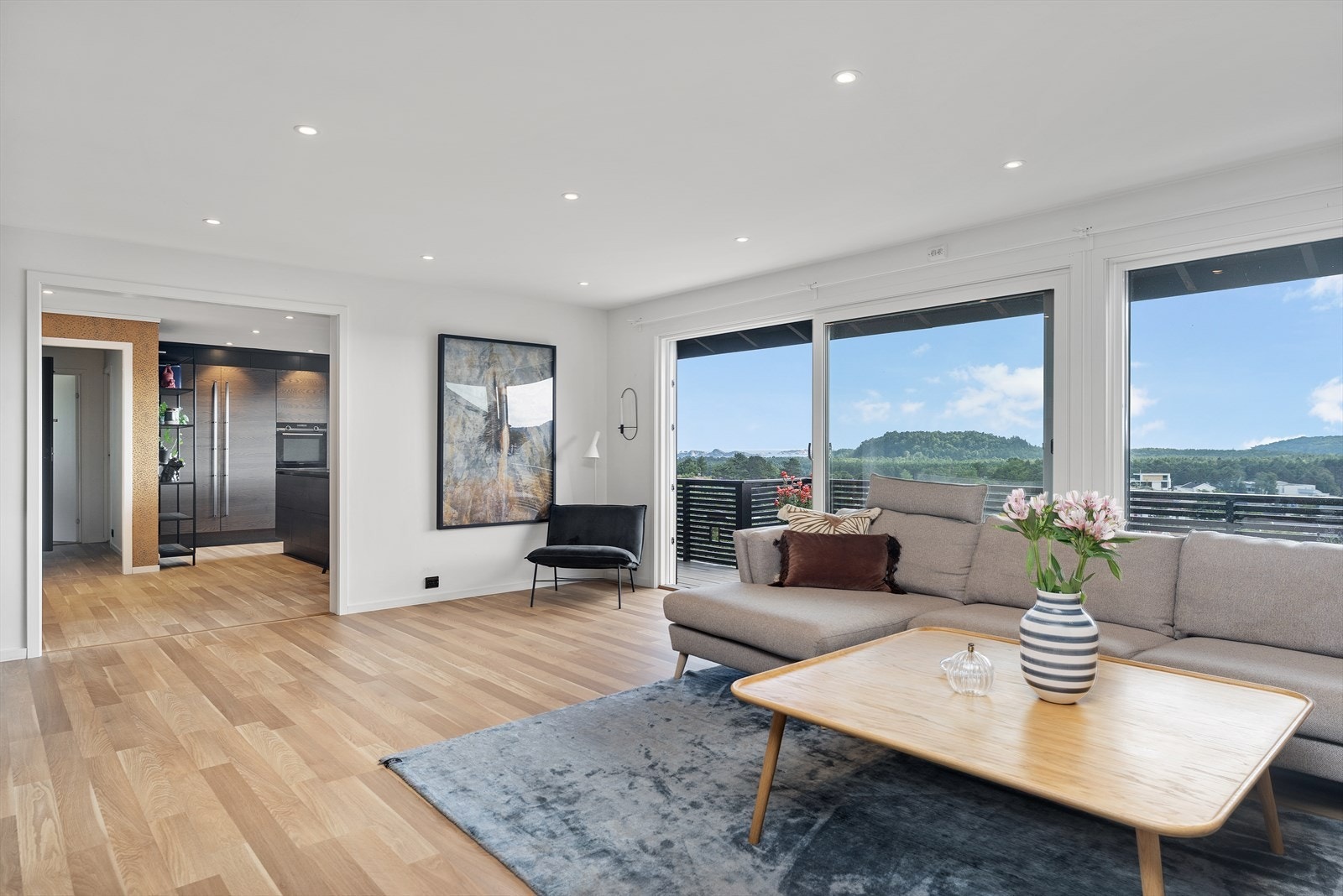 Utsikten får man fra hele eiendommen Galleribilde