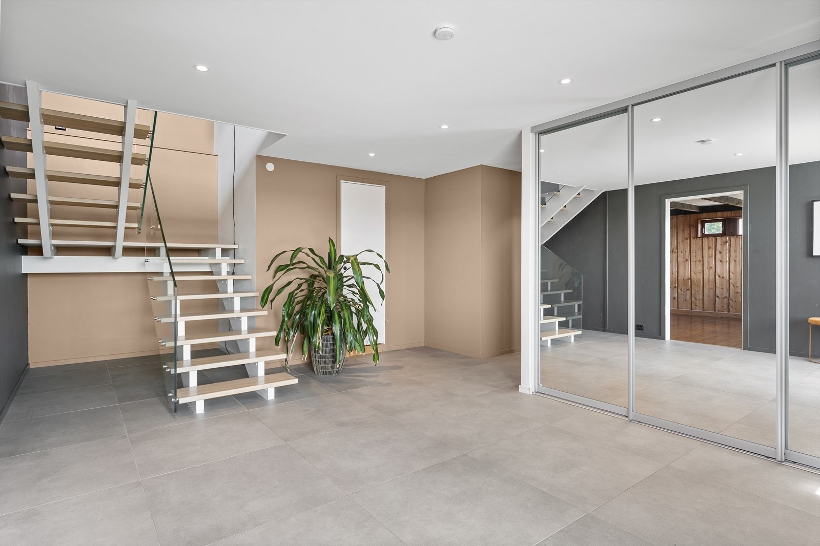 Romslig gang bidrar til den umiddelbare romfølelsen Galleribilde