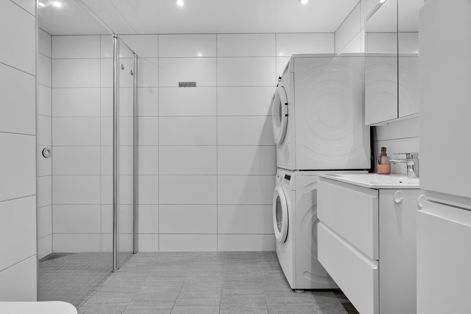 Flislagt bad med opplegg for vaskemaskin og tørketrommel. Galleribilde