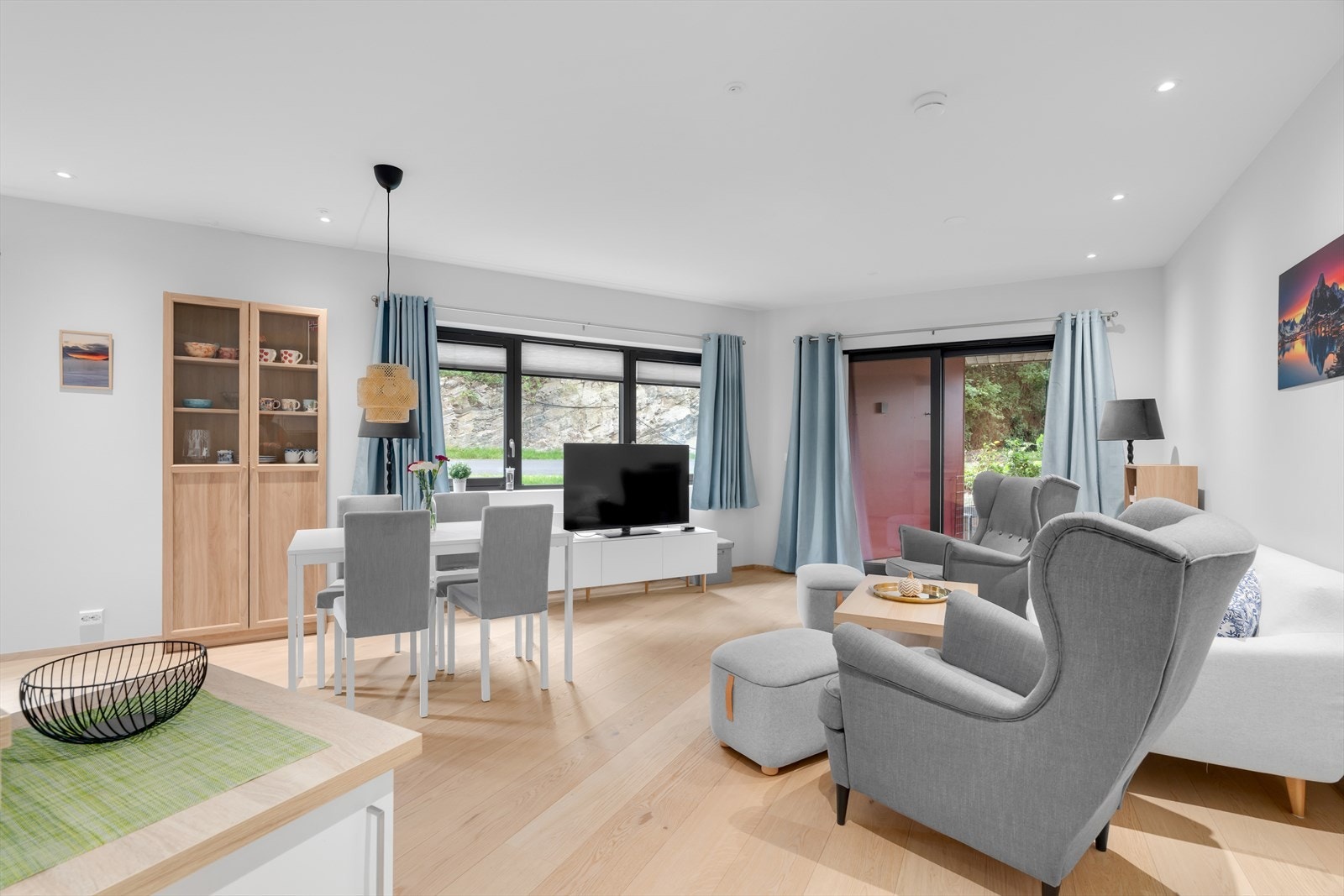 Romslig stue med plass til sofagruppe. Galleribilde