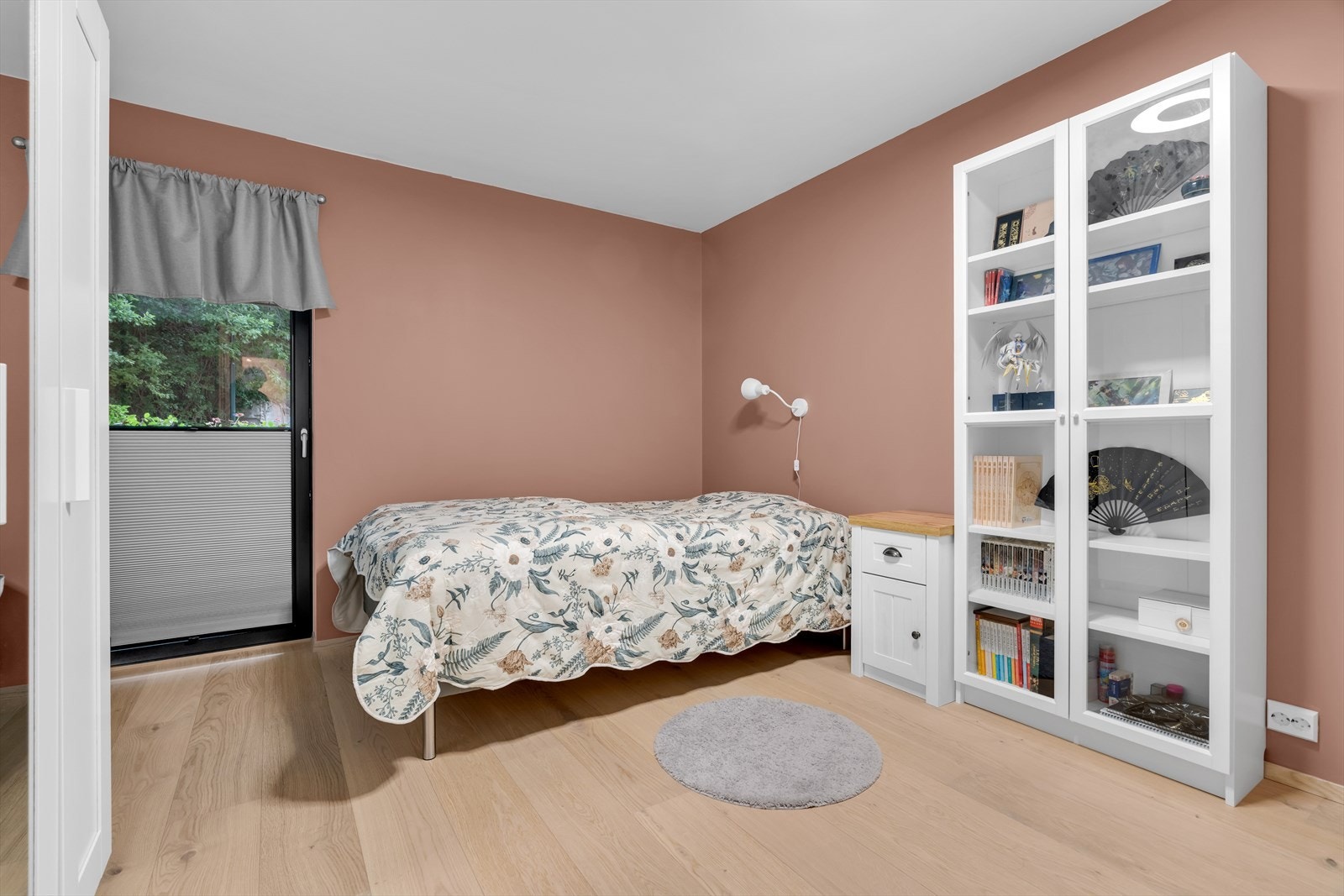 Soverom 1 med god plass til dobbeltseng og garderobeskap. Galleribilde