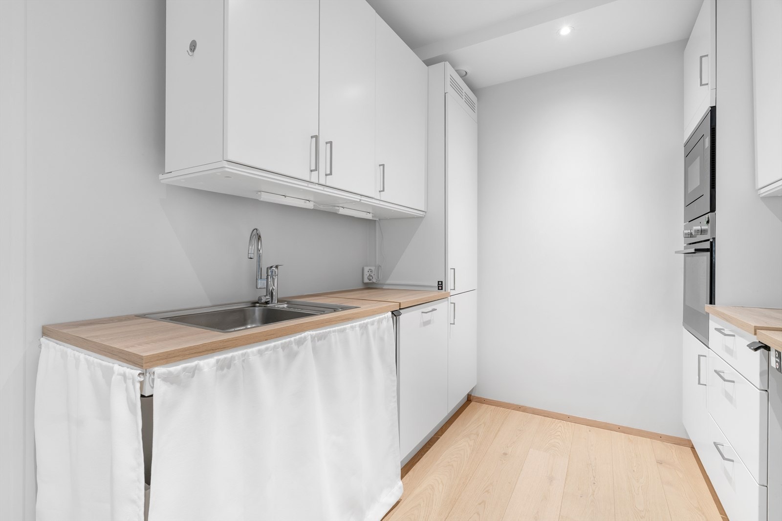 Praktisk kjøkkenbenk som kan heises opp og ned. Galleribilde