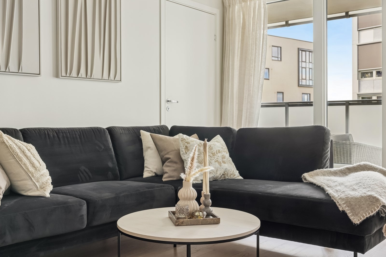 Overflatene er innbydende med helslette vegger og tak, og et lyst parkettgulv. Galleribilde