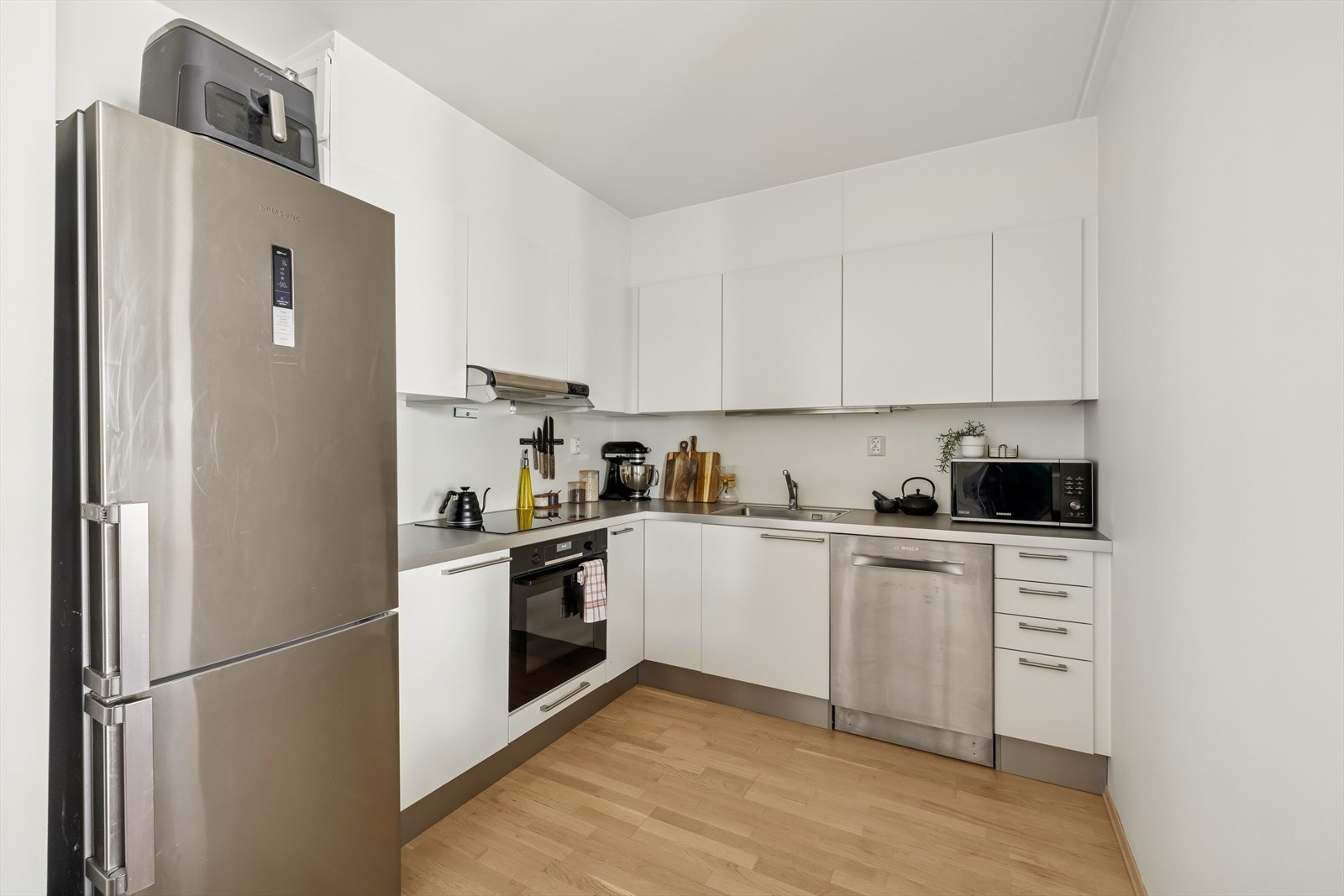 Her er komfyr og platetopp integrert. Alle hvitevarer med unntak av mikroen følger med. Galleribilde