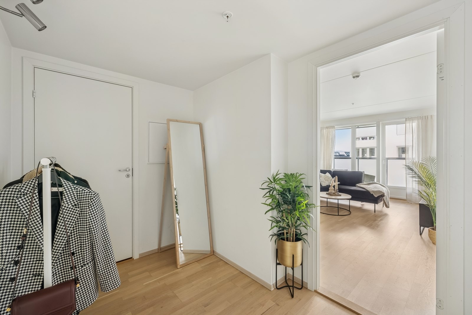 Romslig gang med god plass til å montere garderobeskap og praktisk tilkomst til bod. Galleribilde