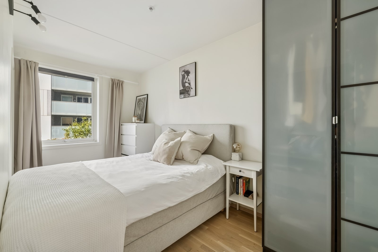 Hovedsoverommet har Laila-løsning med dører på hver side av sengen. Galleribilde