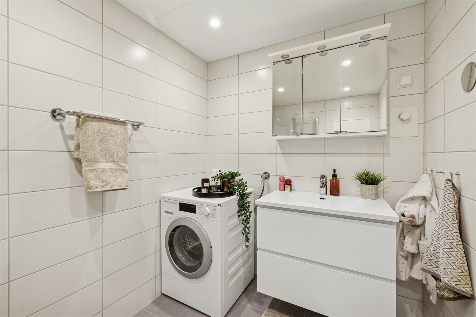 Baderommet er av den romslige sorten og måler i underkant av 5 m2. Galleribilde