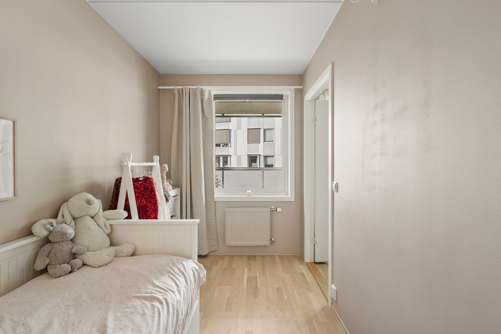 Alle rom er utstyrt med vannbåren varme, enten via radiatorer eller som gulvvarme. Oppvarmingen er inkludert i felleskostnadene (a-konto). Galleribilde