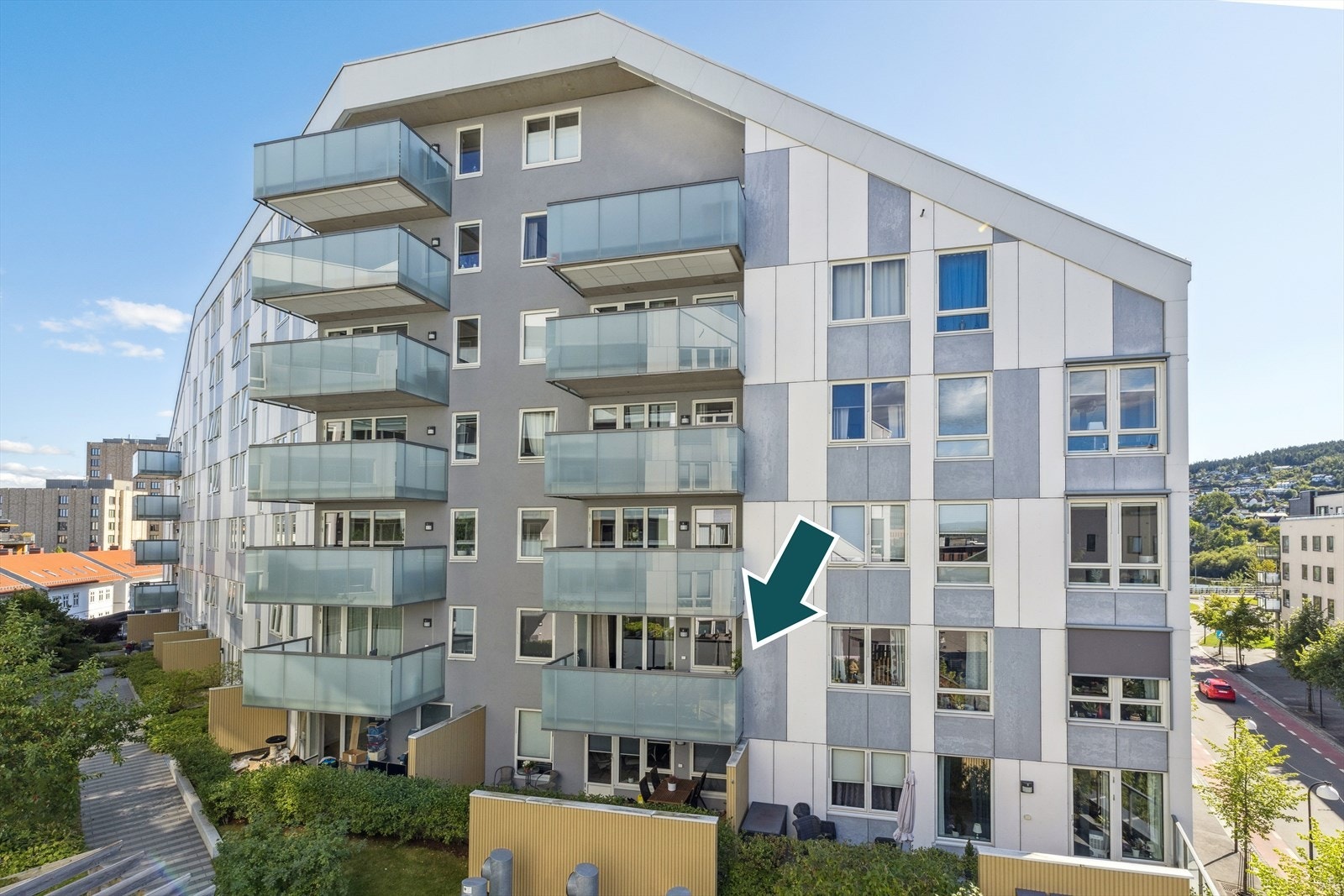 Leiligheten ligger attraktivt til, inn mot grønn bakhage. Galleribilde