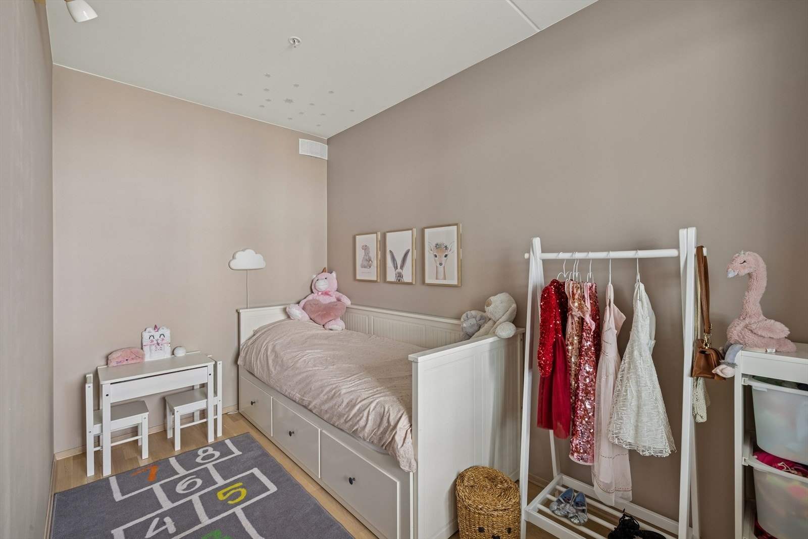 Soverommene måler hhv 9,7 m2 og 7 m2. Galleribilde