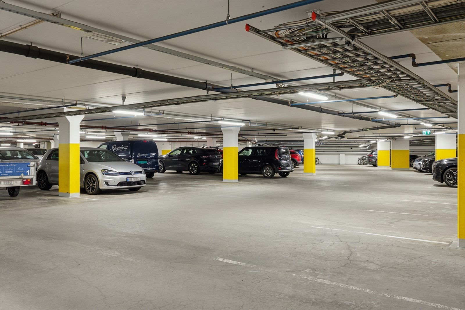 Bygningen er utstyrt med både garasjekjeller og heis. Det kan i perioder være mulig å leie p-plass fra andre beboere som har p-plass. Galleribilde