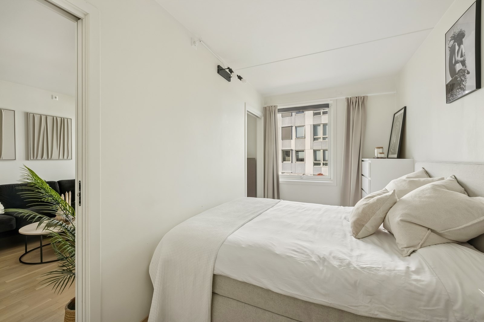 Innredet med garderobeskap som medfølger i handelen, samt plass til pult og seng. Galleribilde