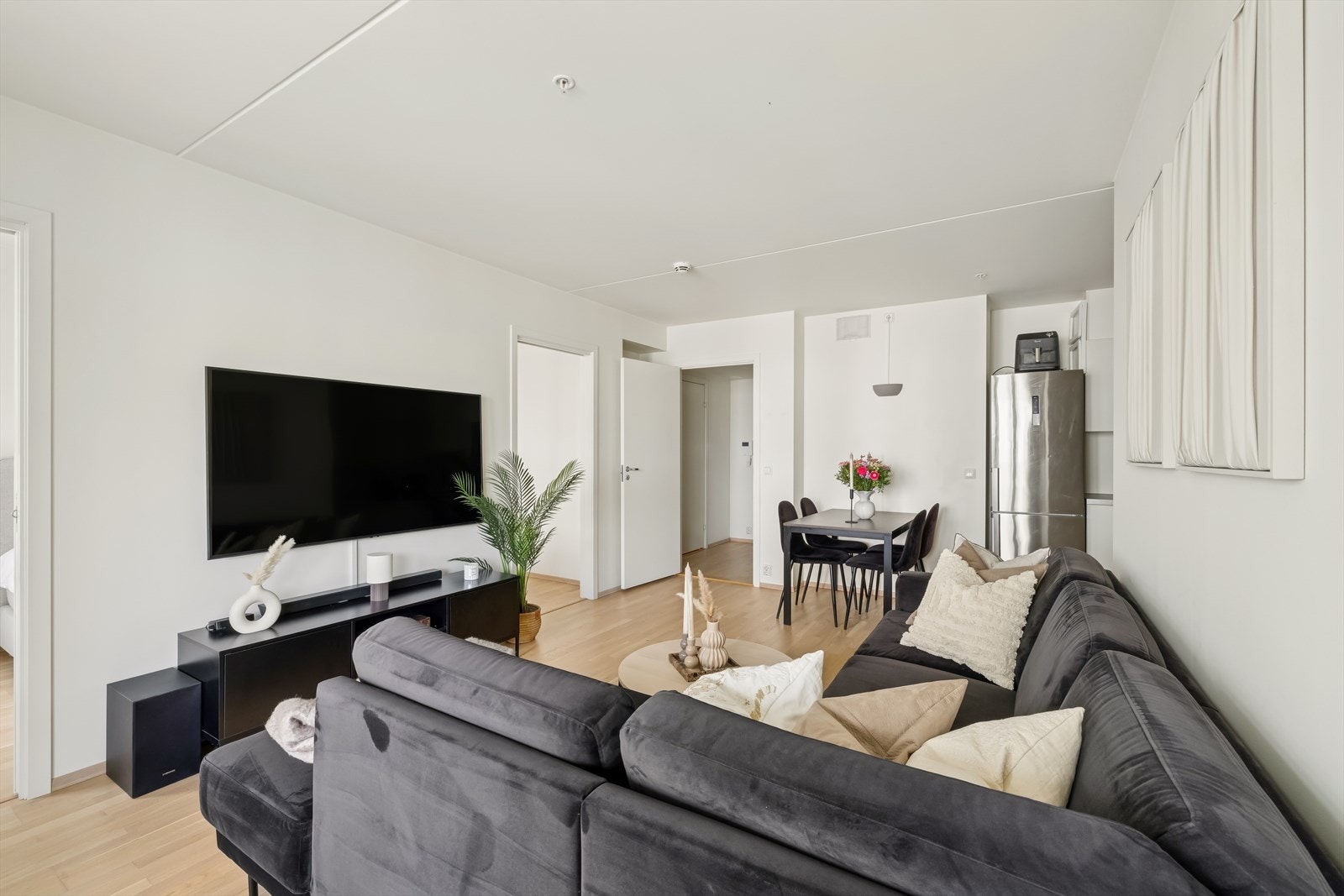 Rommet måler 25,5 m2 og har naturlige soner for møblering av TV-sone og spisemøblement. Galleribilde