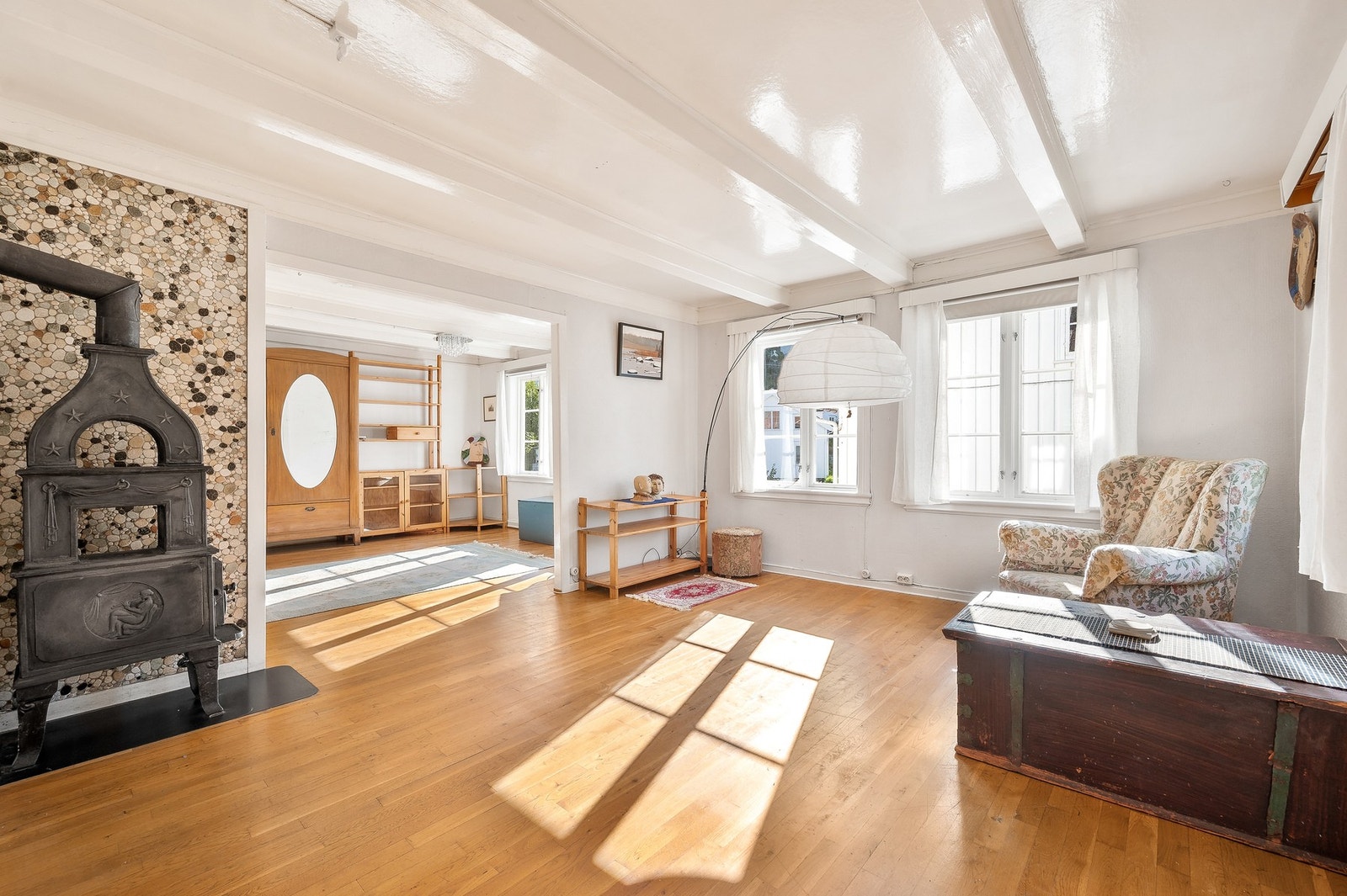 Store vindusflater slipper inn rikelig med naturlig lys. Legg merke til den pene etasjeovnen. Galleribilde