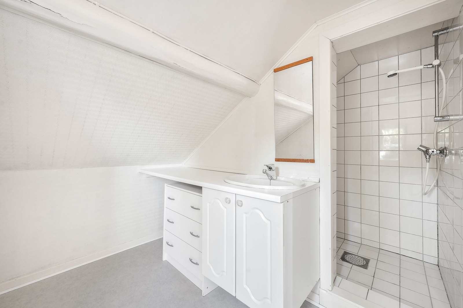 Baderom med servant, skapløsning, speil og dusj nisje. Galleribilde