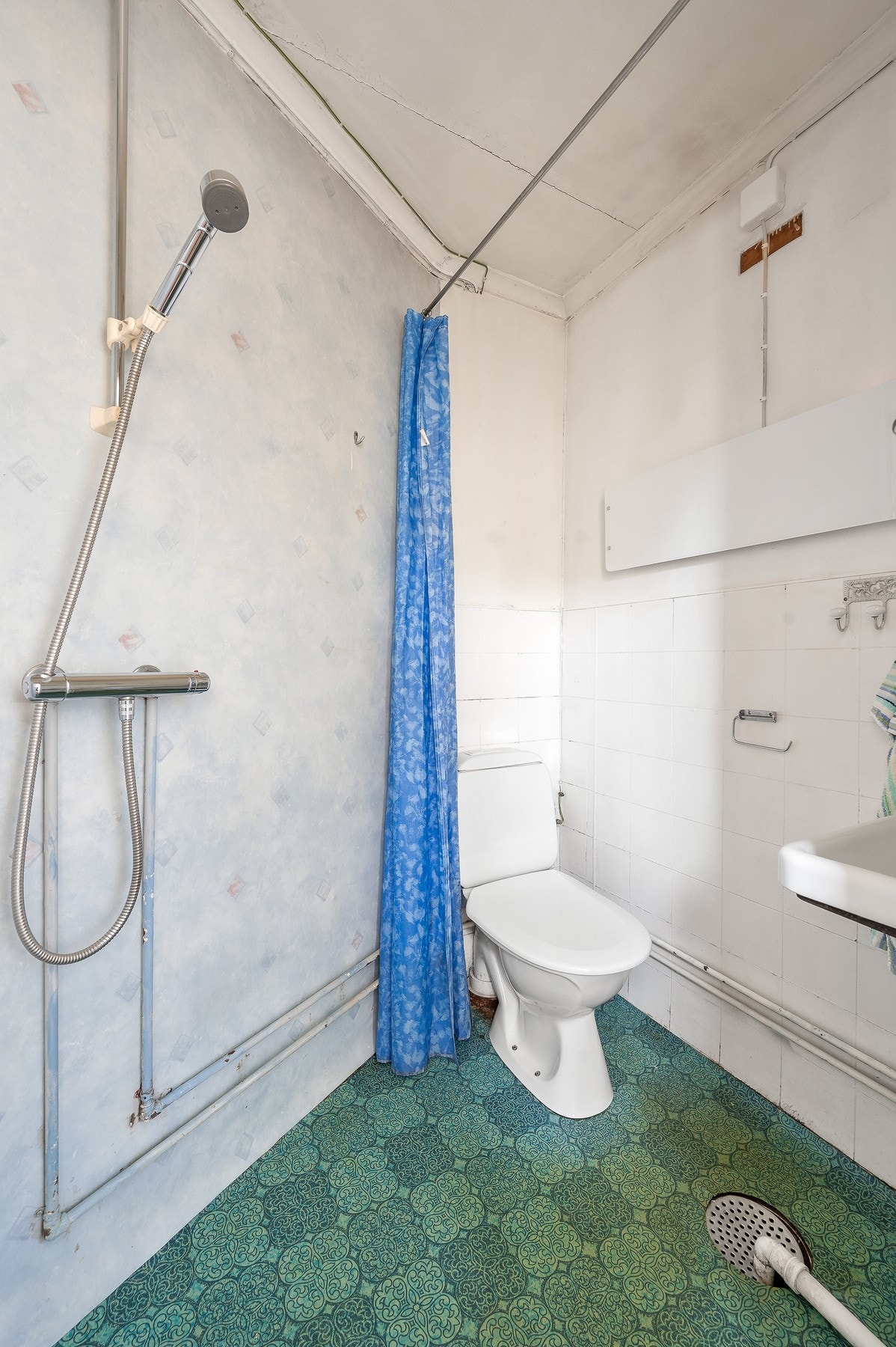 Baderom med dusj. toalett og servant. Galleribilde