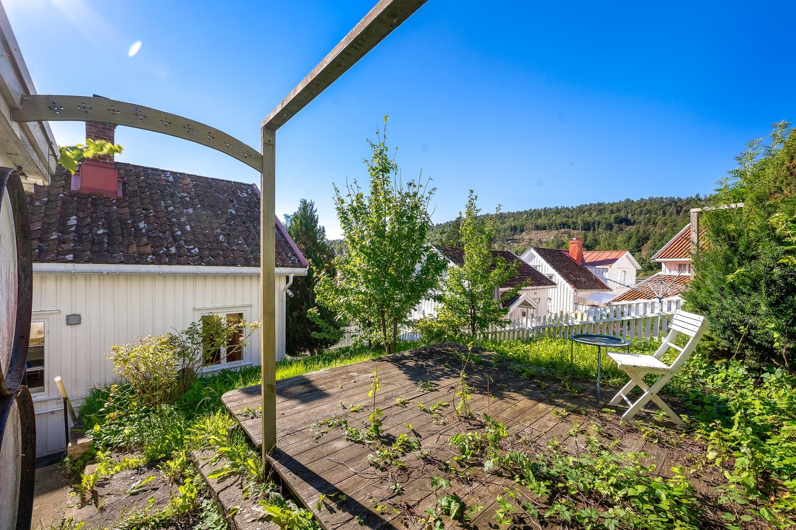 Hagen er opparbeidet med platting, plen, hagebu og prydbusker. Galleribilde