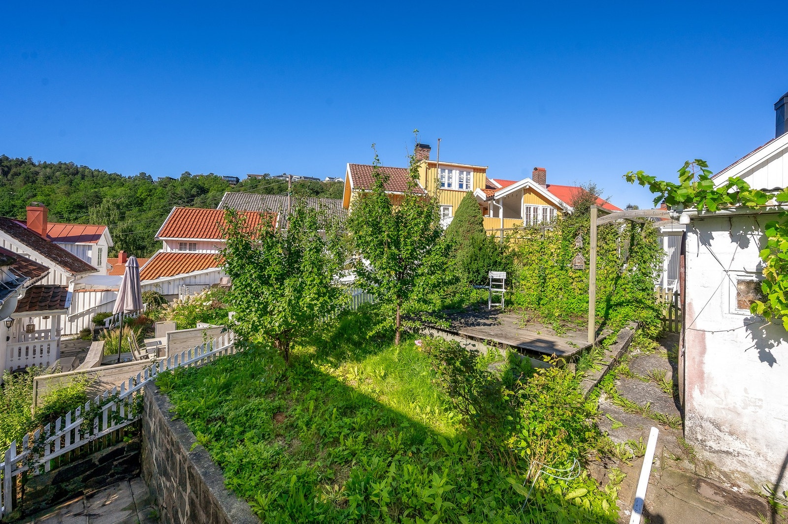 Bak boligen ligger det en hage med gode solforhold. Galleribilde