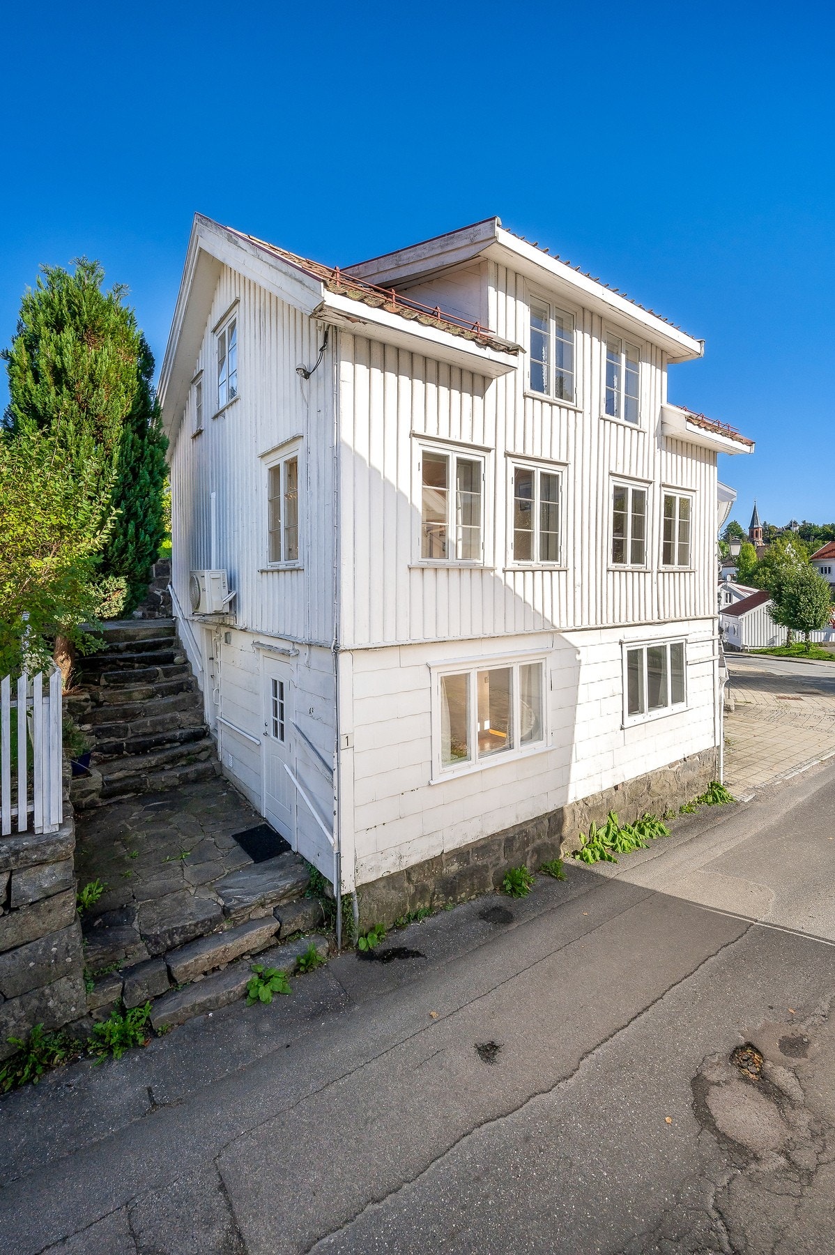 Hyggelig enebolig med utleiedel, sentral beliggenhet og hage. Galleribilde