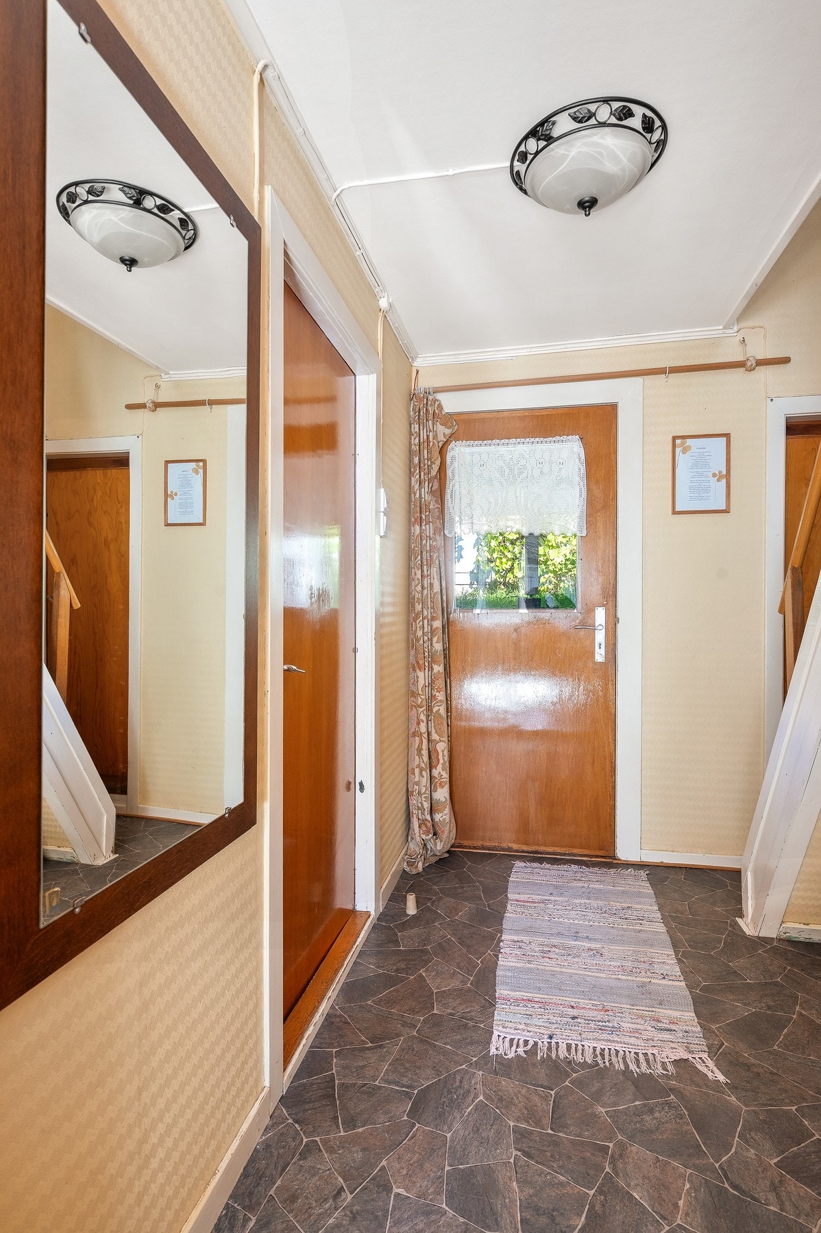 Entrè med god plass til yttertøy og sko. Galleribilde