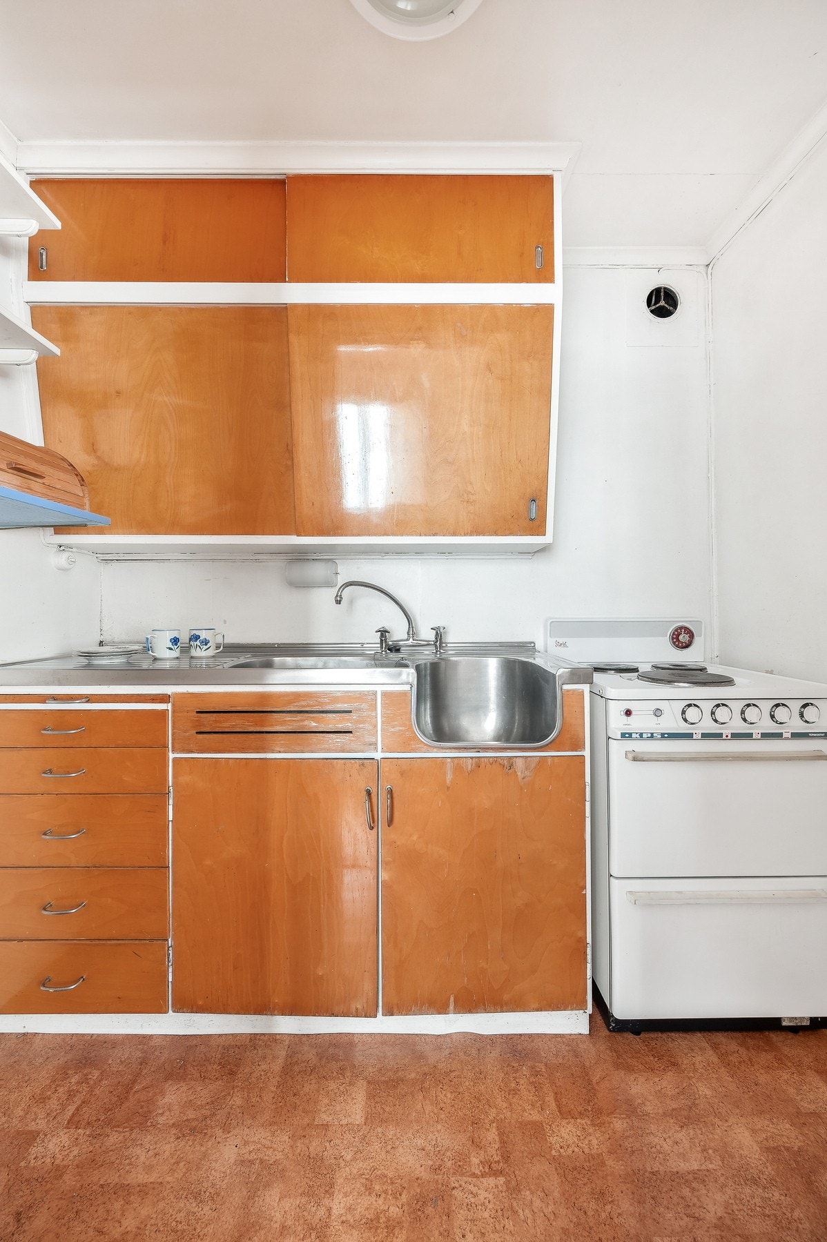 Hybelkjøkken med komfyr og servant. Galleribilde