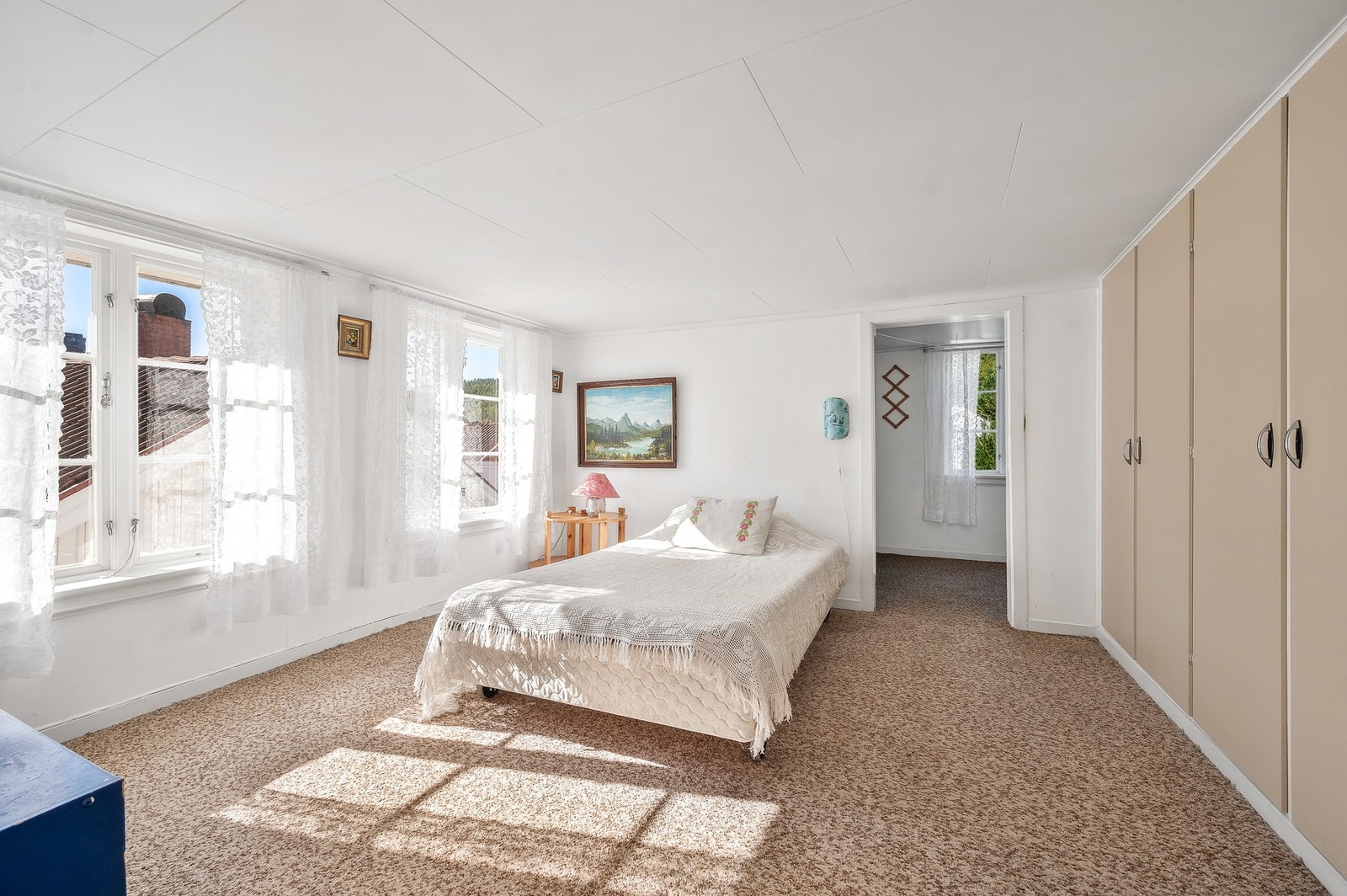 Stort hovedsoverom med god plass til dobbeltseng, garderobe og nattbord. Galleribilde