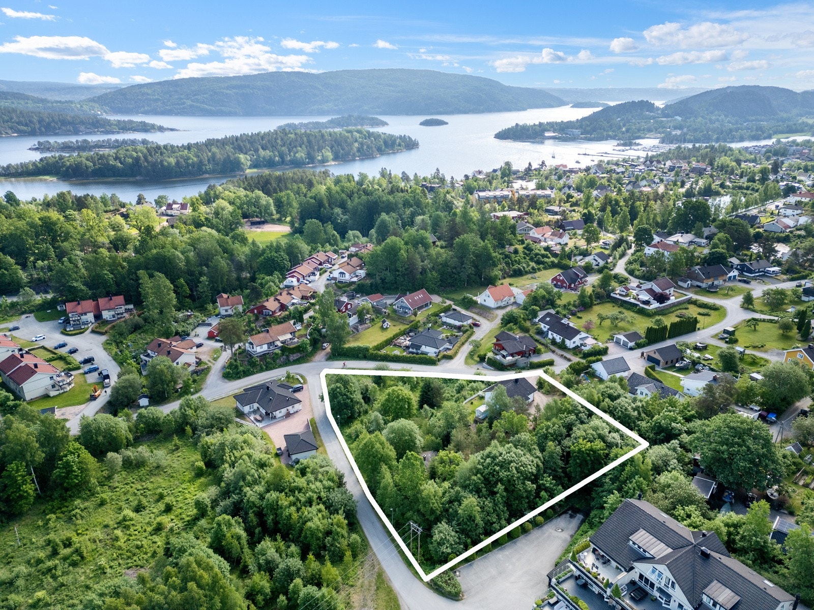 Omtrentlige grenser for begge gårds- og bruksnummer. Galleribilde