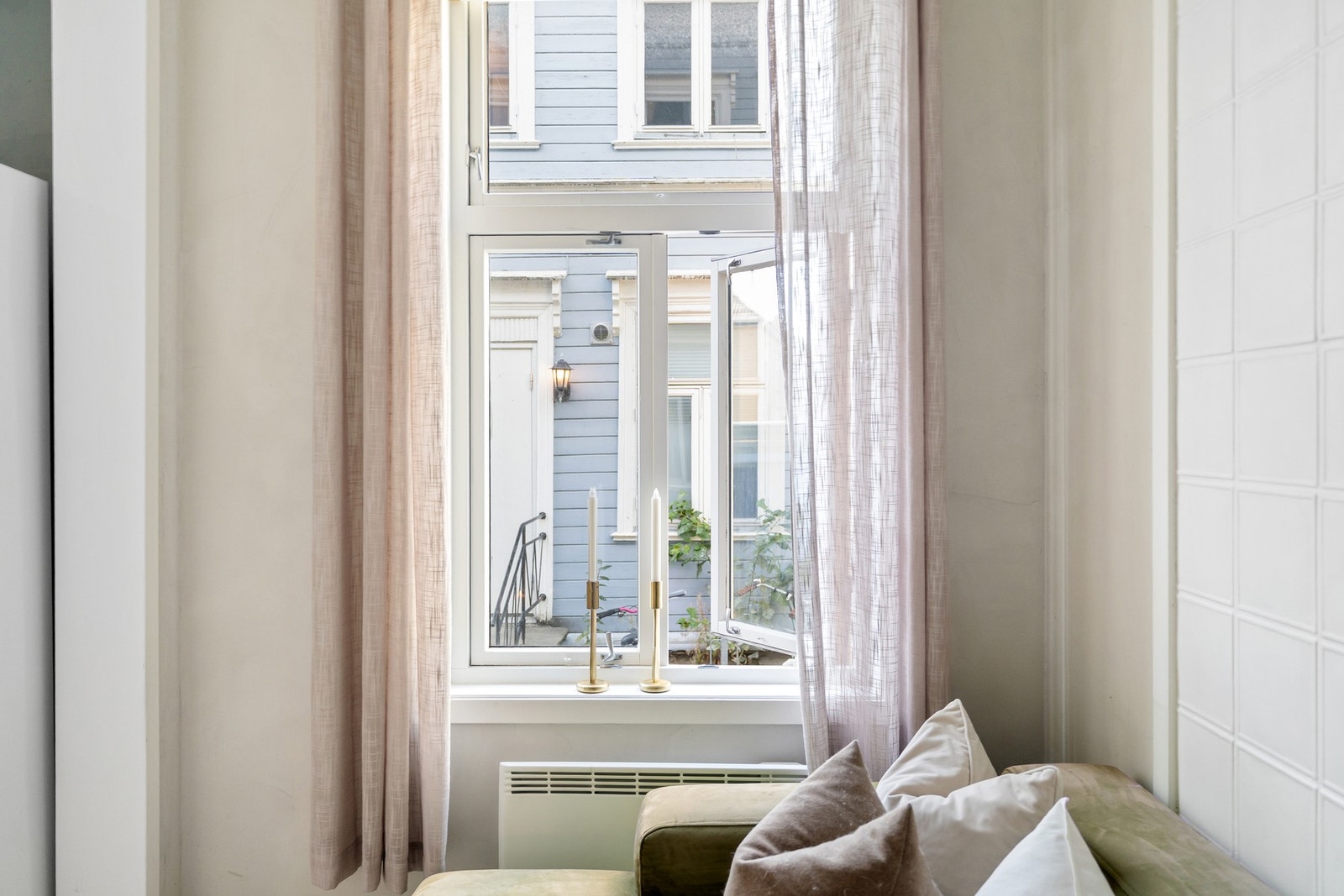 Store vinduer med god utsikt mot rolig bakgård gir rommet et lyst og hyggelig preg. Naturlig lys strømmer inn og skaper en lun og behagelig atmosfære. Galleribilde