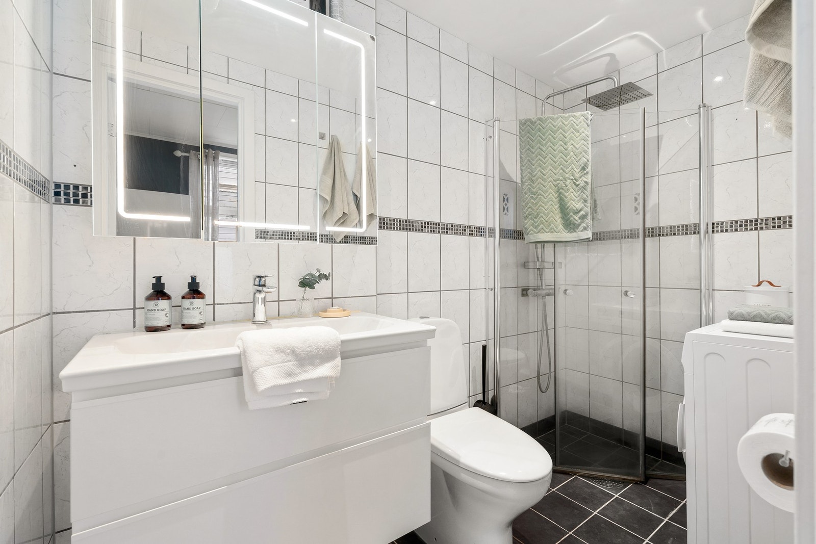 Moderne flislagt baderom med elektriske varmekabler i gulv. Galleribilde