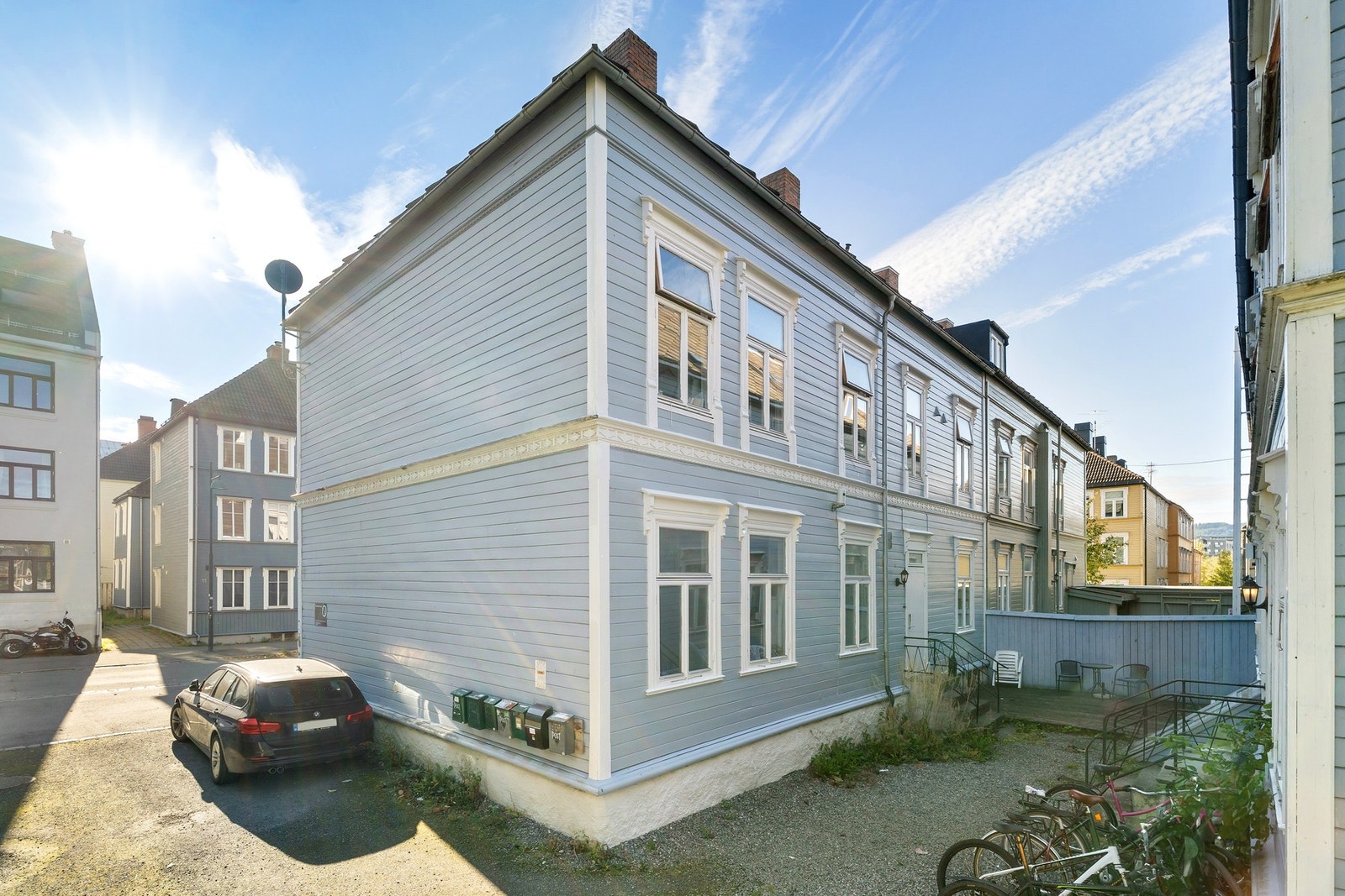 Det er sykkelparkering like ved inngangspartiet. Sameie disponerer og 4-5 biloppstillingsplasser som deles av sameie. Galleribilde