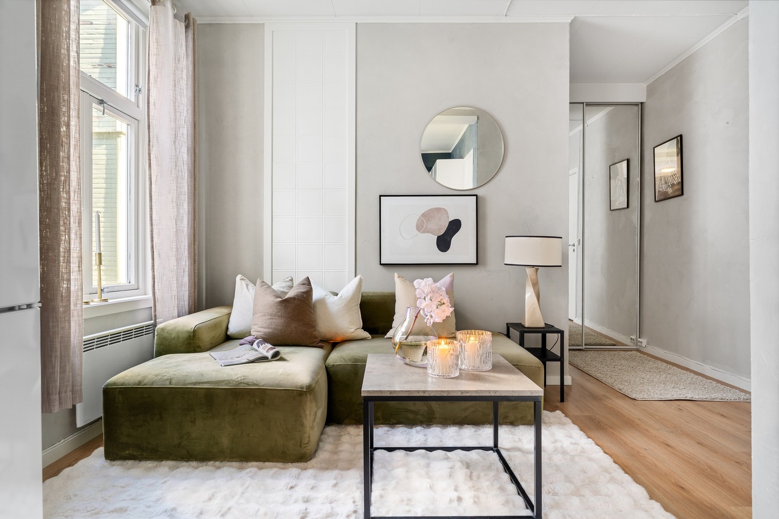 Lys og innbydende stue med sjarmerende store vinduer som slipper inn rikelig med naturlig lys. Galleribilde