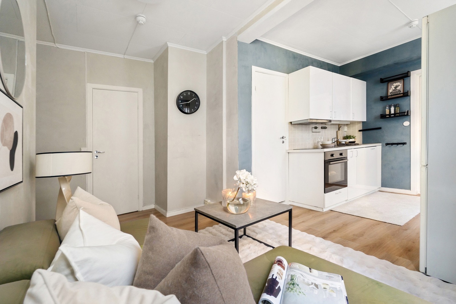 Den åpne løsningen mot kjøkkenet gir en romslig og sosial atmosfære - perfekt for både avslapning og samvær. Galleribilde