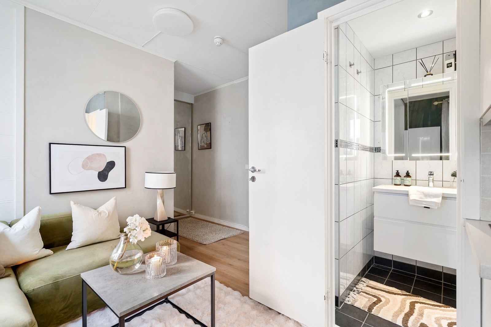 Leiligheten ligger vendt mot en rolig bakgård med lite innsyn. Galleribilde