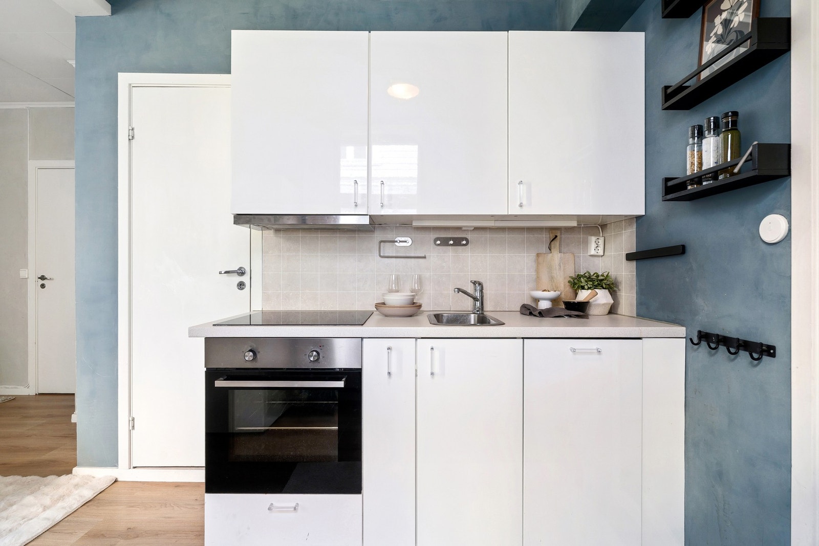 Stilrent kjøkken fra 2016 med integrerte hvitevarer. Galleribilde