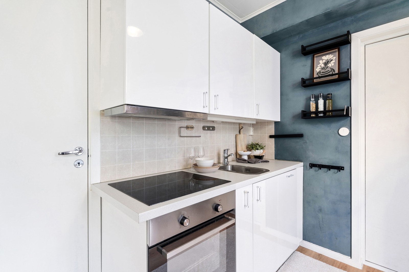 Kjøkkenet er utstyrt med integrert stekeovn, platetopp, oppvaskmaskin og god skapplass. Galleribilde