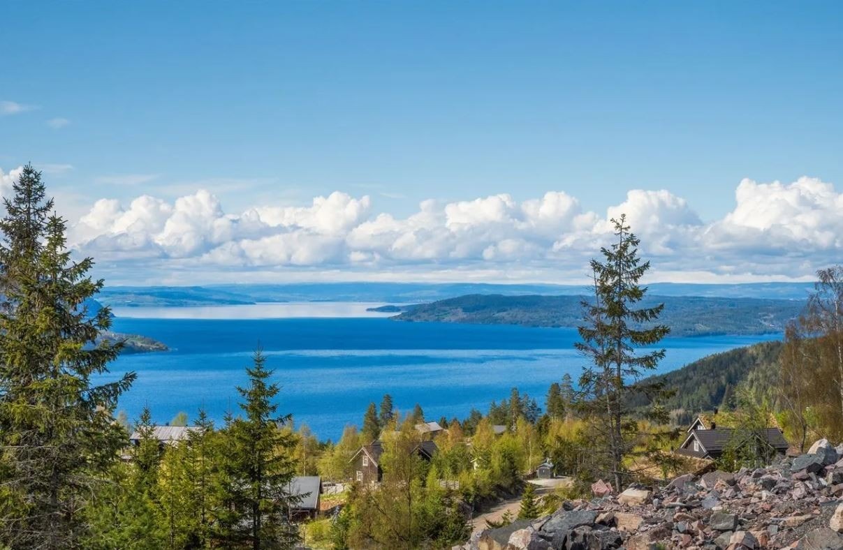 Tomten har gode solforhold og flott utsikt over Mjøsa Galleribilde