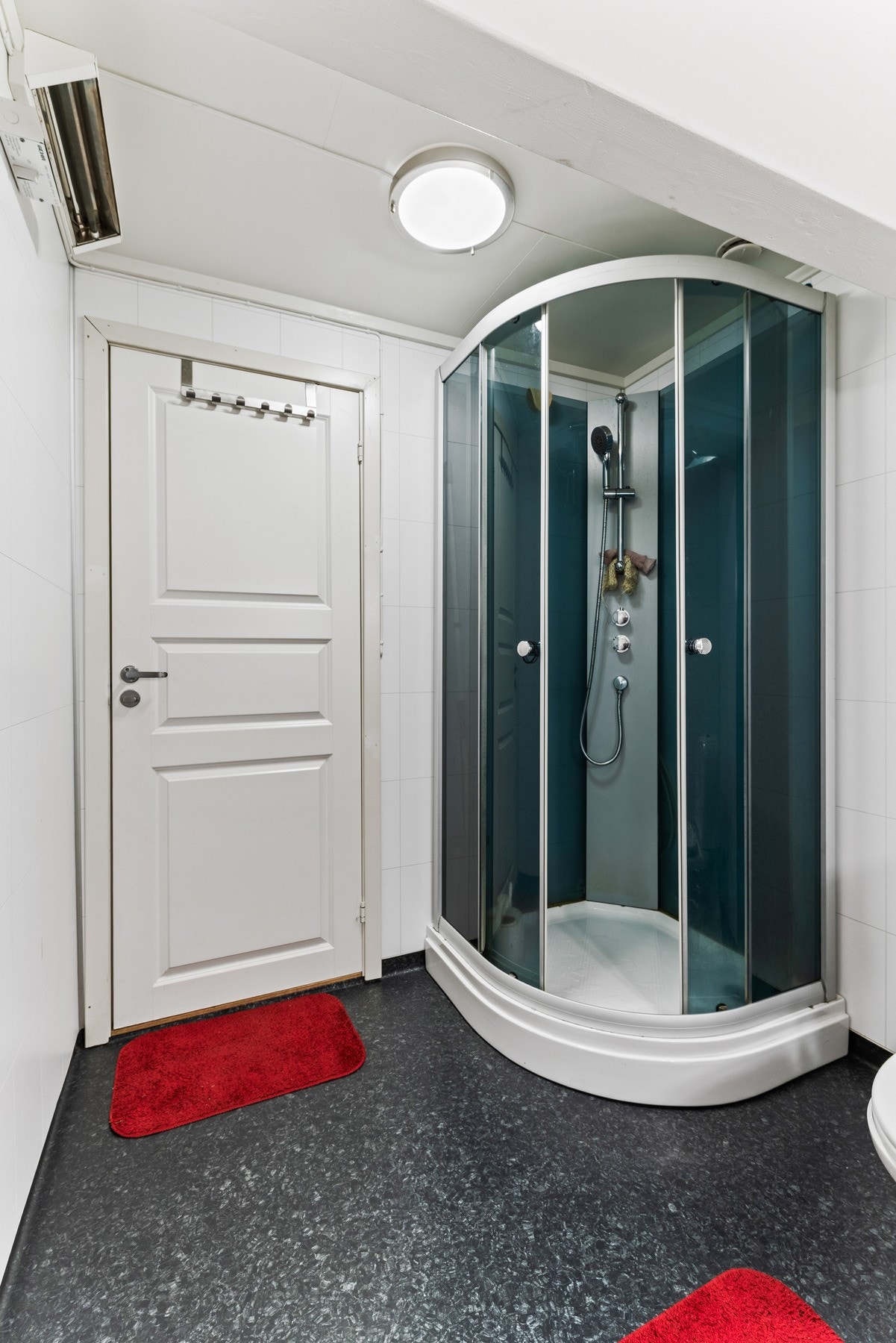 Rommet er utstyrt med nedfelt servant, toalett, dusjkabinett, opplegg for vaskemaskin og varmelampe på vegg. Galleribilde