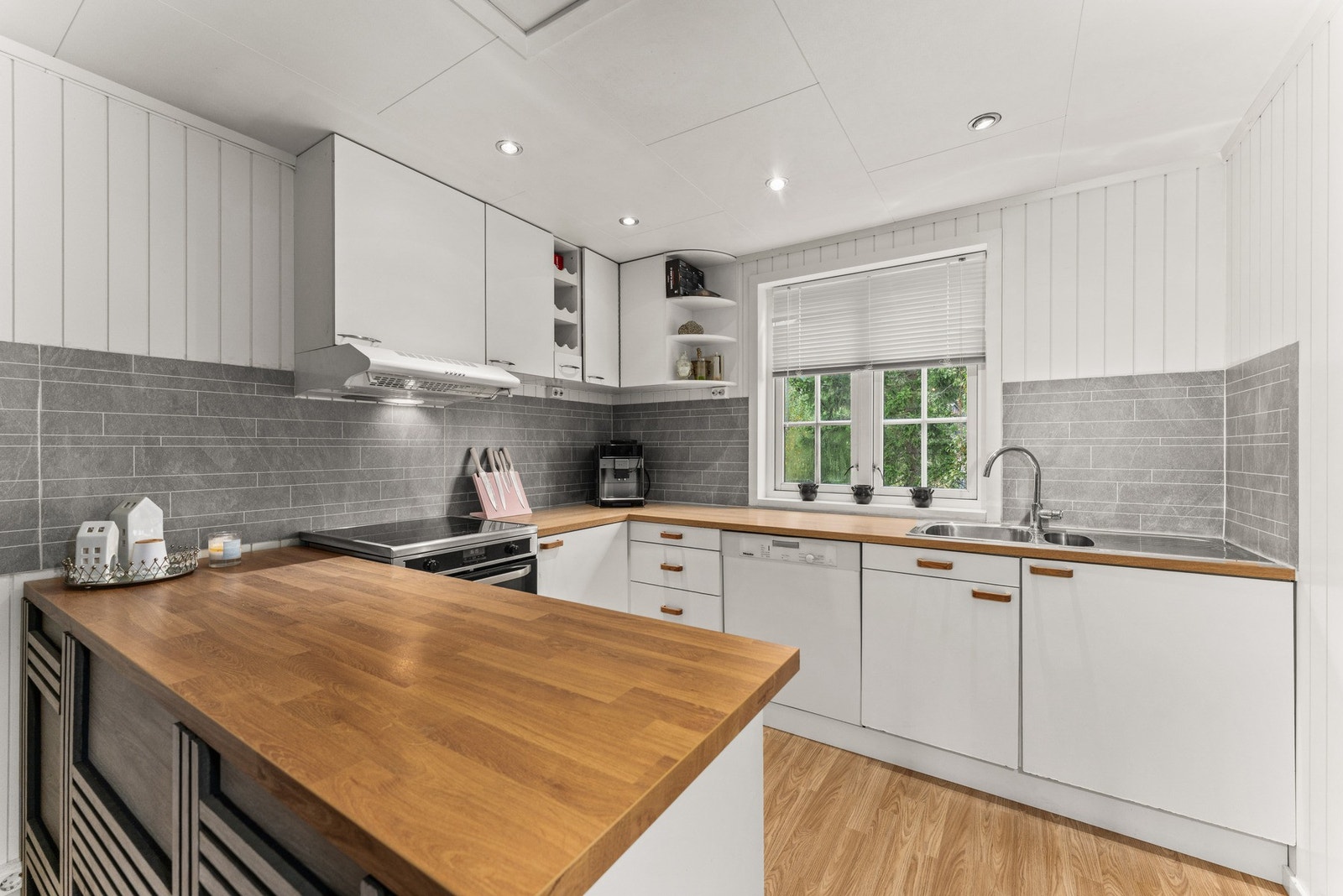 Det er plass til alle nødvendige hvitevarer - kjøl/frys, oppvaskmaskin og stekeovn. Ventilator med avtrekk ut sørger for god luftkvalitet. Galleribilde