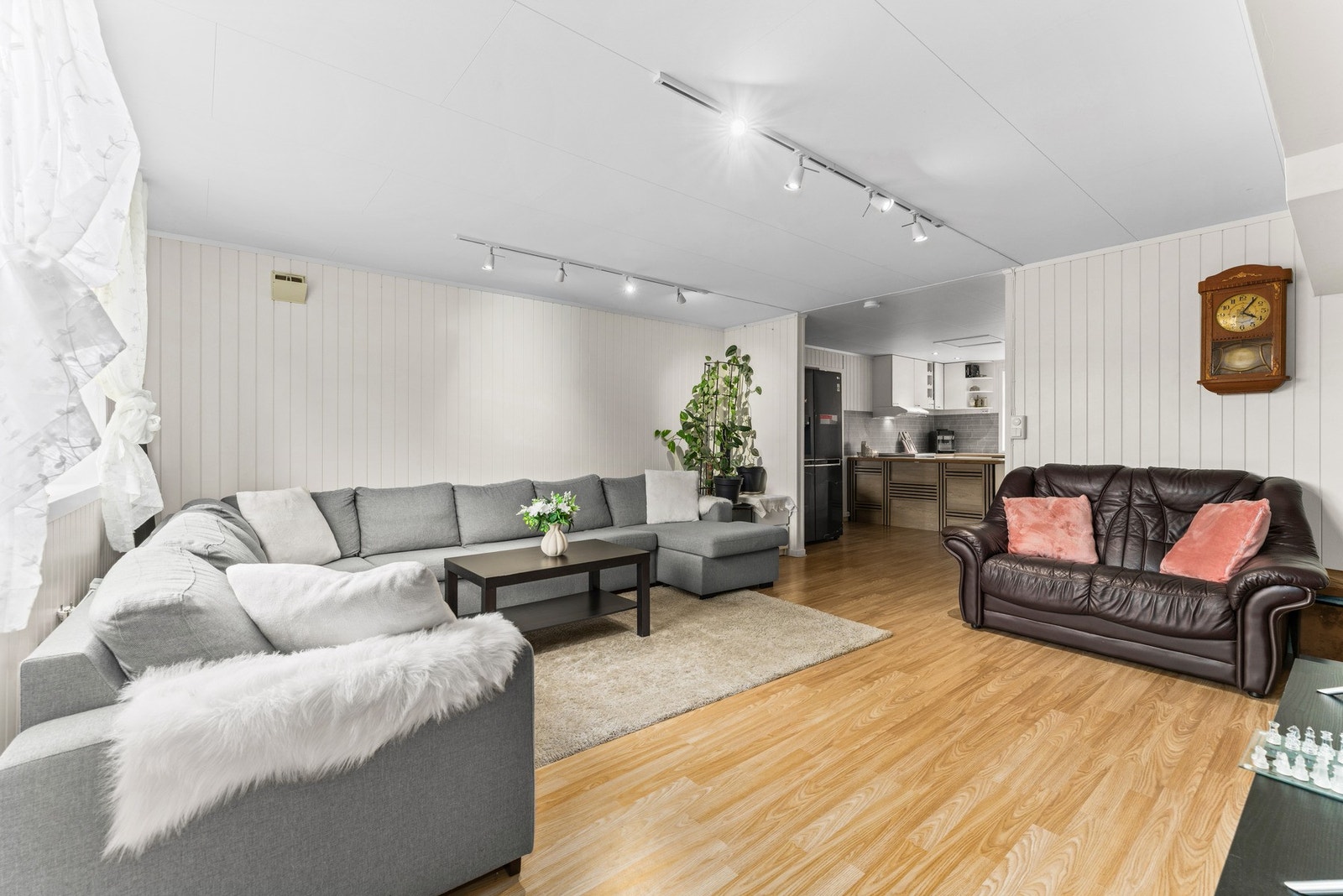 I 2. etasje ligger en stor og luftig stue med store vindusflater som gir rikelig med lys. Galleribilde