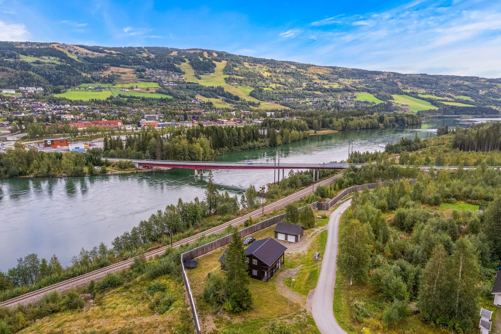 Fra eiendommen er det kun 1,5-2 km til både Øyer sentrum og Hafjell, hvor man finner dagligvarebutikker, hoteller, restauranter og øvrige servicetilbud. Galleribilde