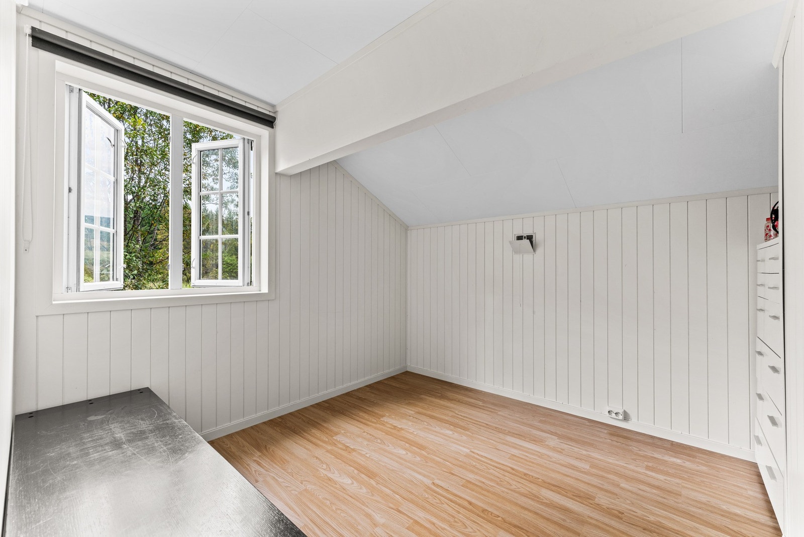 Det fjerde soverommet ligger i 2. etasje. Rommet er lyst, trivelig og har god størrelse, perfekt som hovedsoverom, barnerom eller gjesterom. Galleribilde