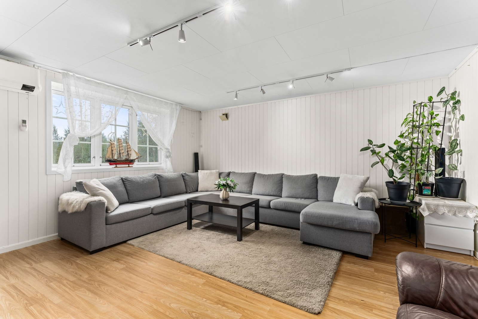 Her er det god plass til både sofagruppe og spisebord. Galleribilde