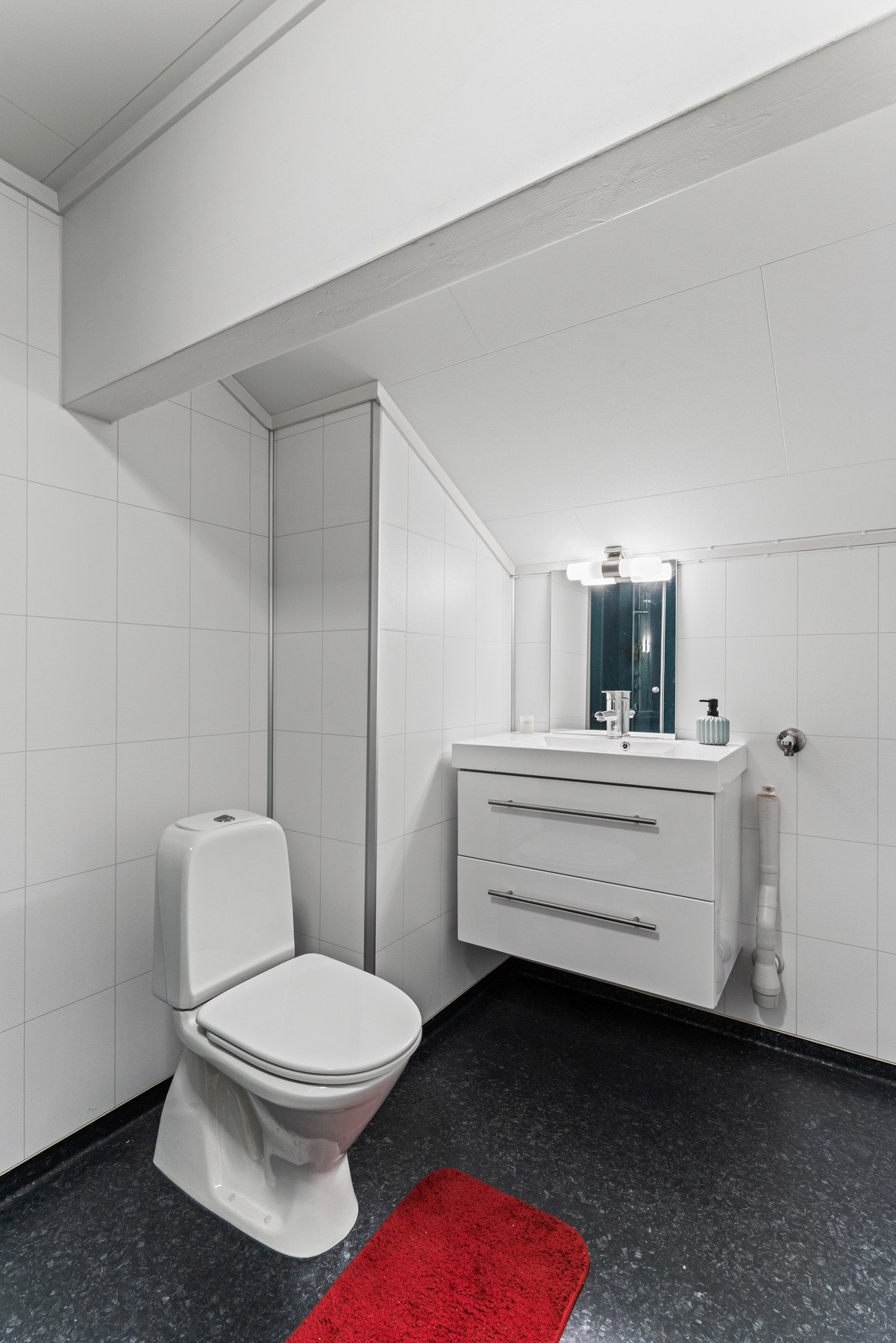 Badet her er oppført med vegger i baderomsplater, himlingsplater i taket og vinylbelegg på gulv. Galleribilde