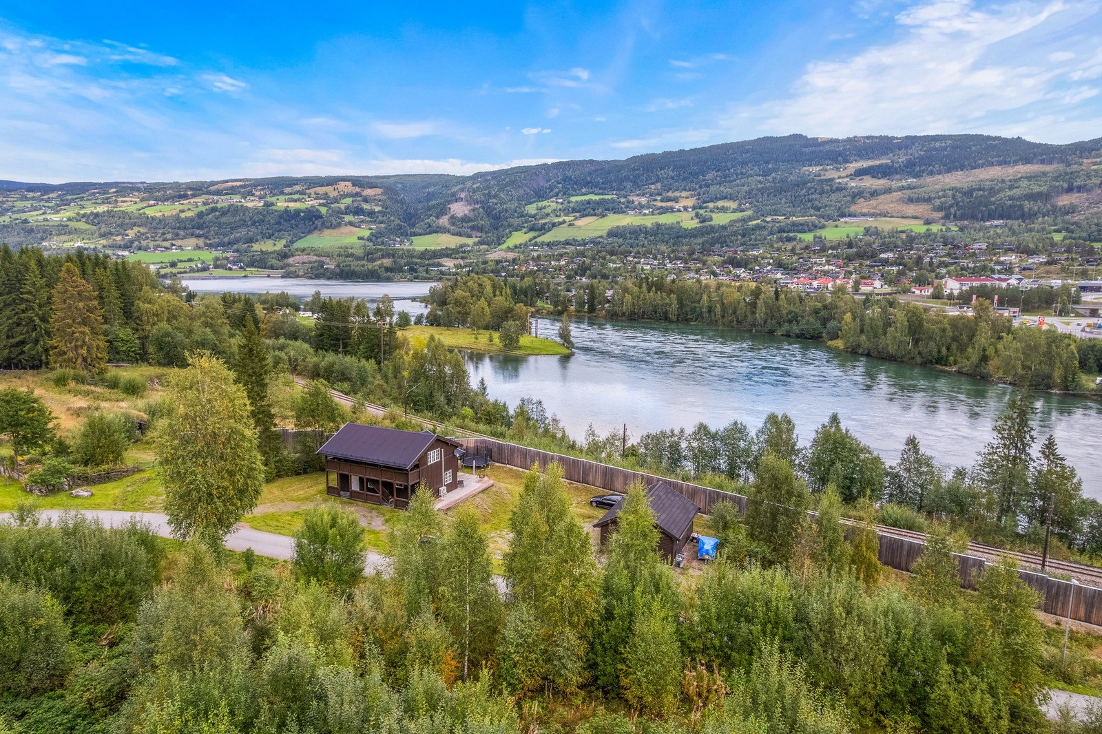 Her bor du landlig, trygt g fredelig, samtidig som du har nærhet til alt du trenger i hverdagen. Til Lillehammer sentrum er det ca. 15 minutters kjøring, hvor du finner et bredere kultur - og handelsmiljø. Galleribilde