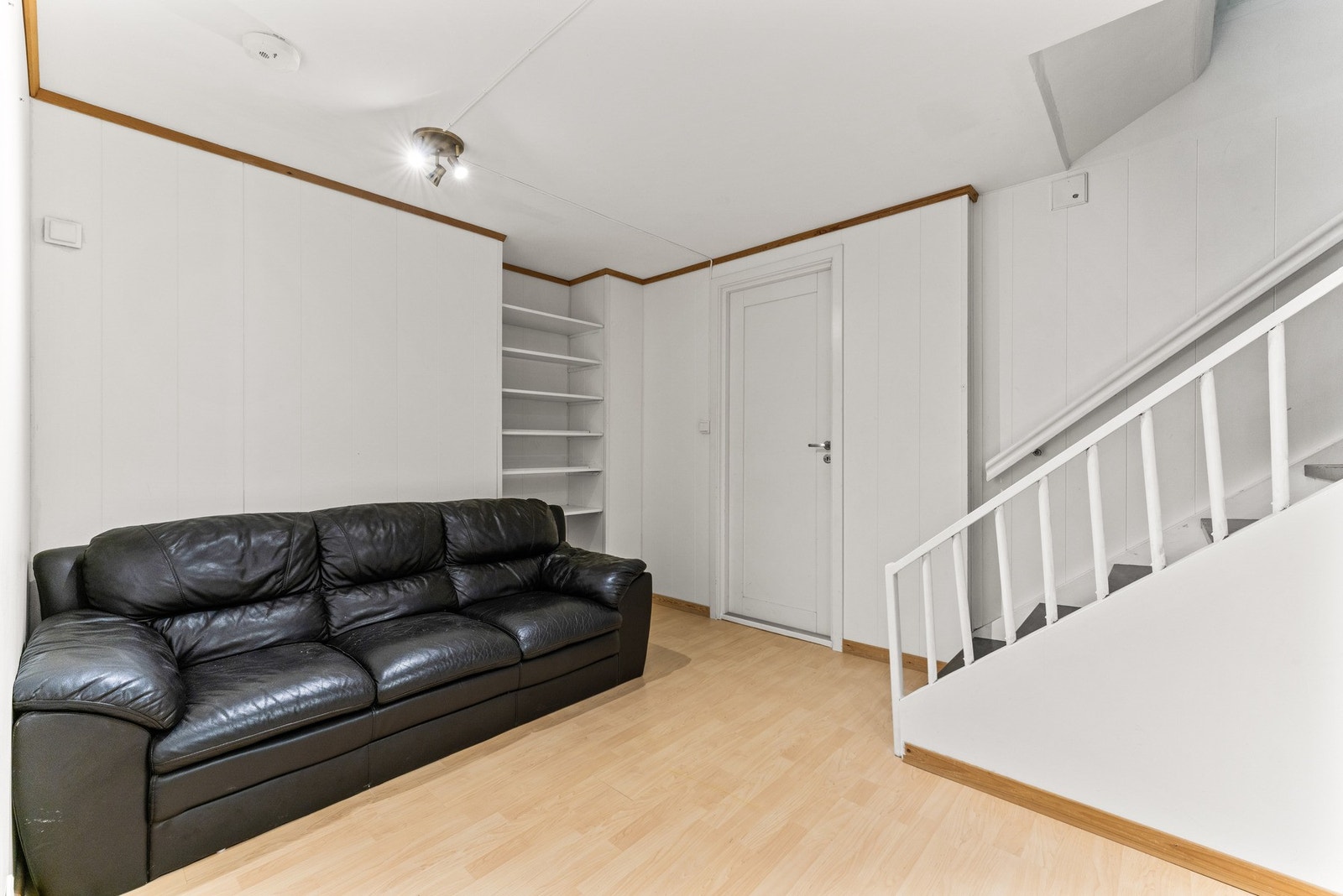 Fra entreen føres man videre inn i en romslig gang, som i dag er innredet med sofa. Denne kan enkelt tilpasses til kontorplass, lesekrok eller annen ønsket bruk. Galleribilde