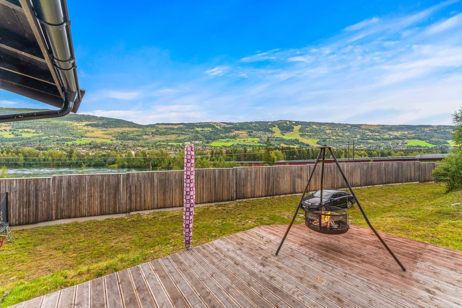 For å skjerme mot jernbanen er det oppført en støyskjerm, som bidrar til en lun og mer skjermet uteplass. Galleribilde