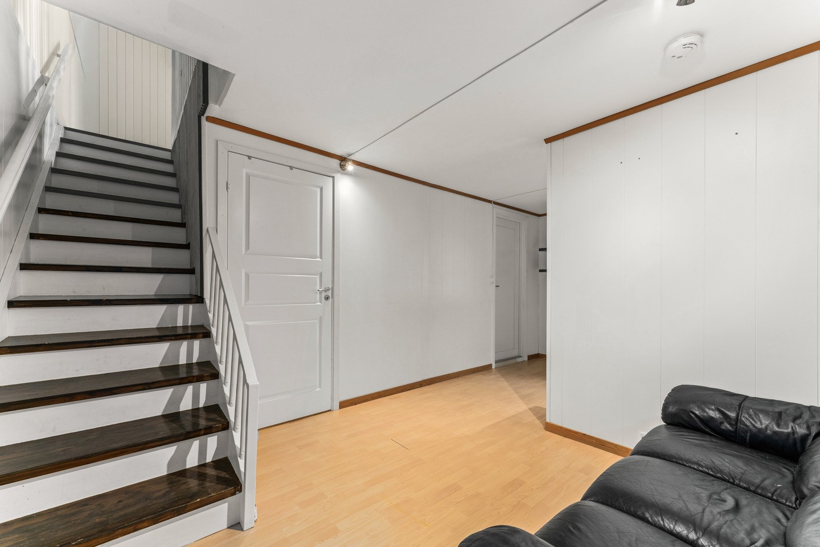 Selger bruker i dag eneboligen i sin helhet, og har derfor satt inn en trapp mellom etasjene. Galleribilde