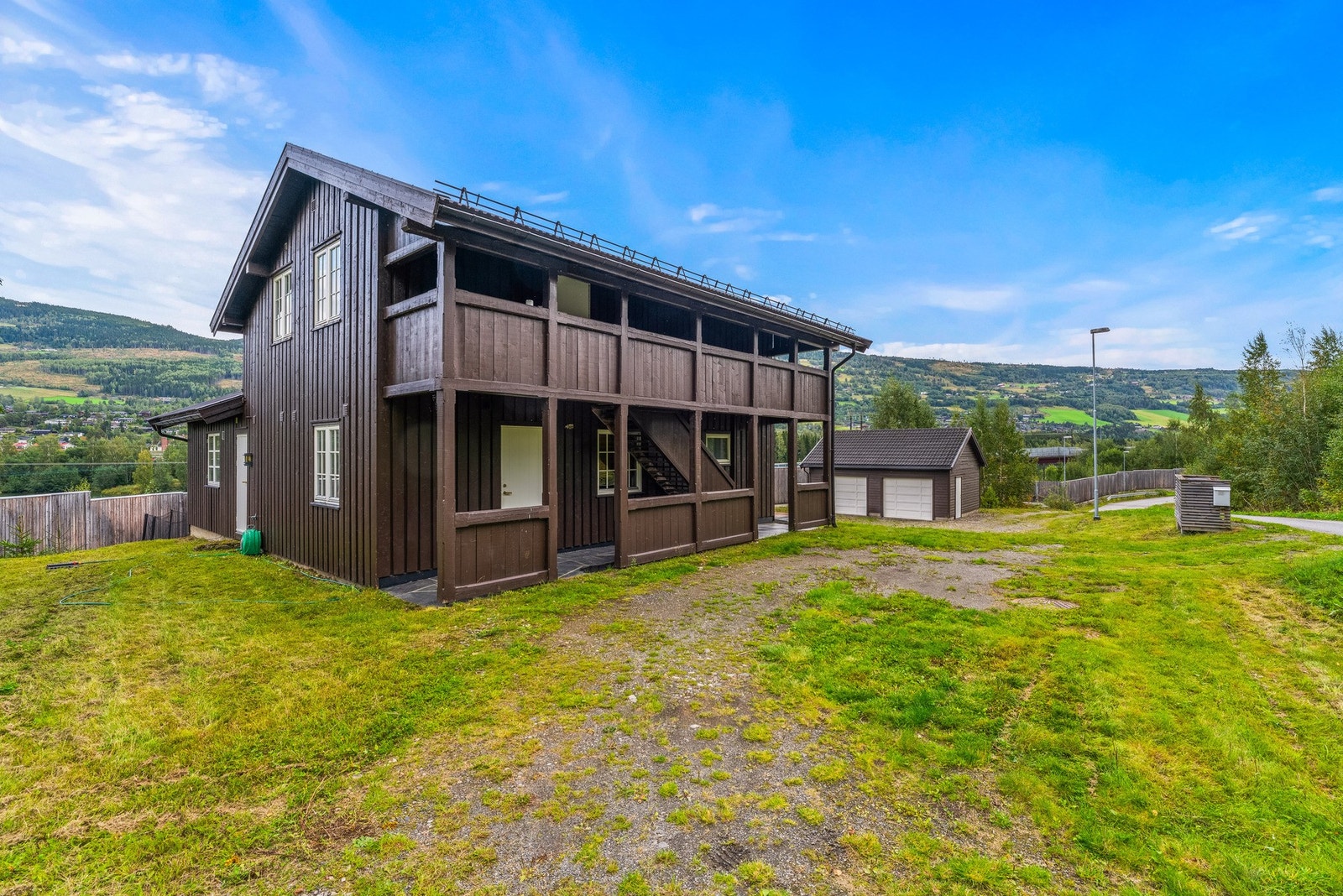 Eiendommen har store utearealer med plen, og gode muligheter for lek og moro for barn. Galleribilde